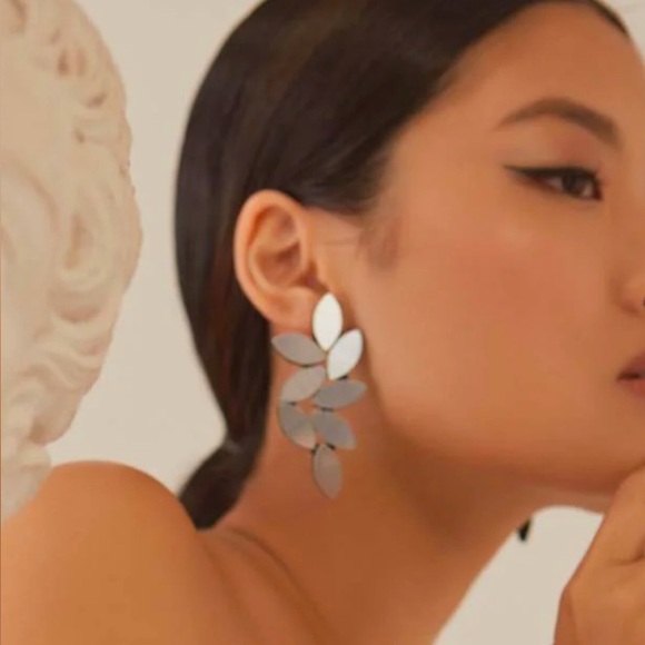 ISKIN SISTERS- KATE LARGE SILVER LEAVES EARRINGS - Picture 3 of 7